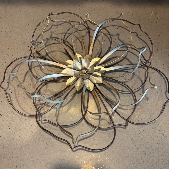 2 metal layered flowers hanging wall art